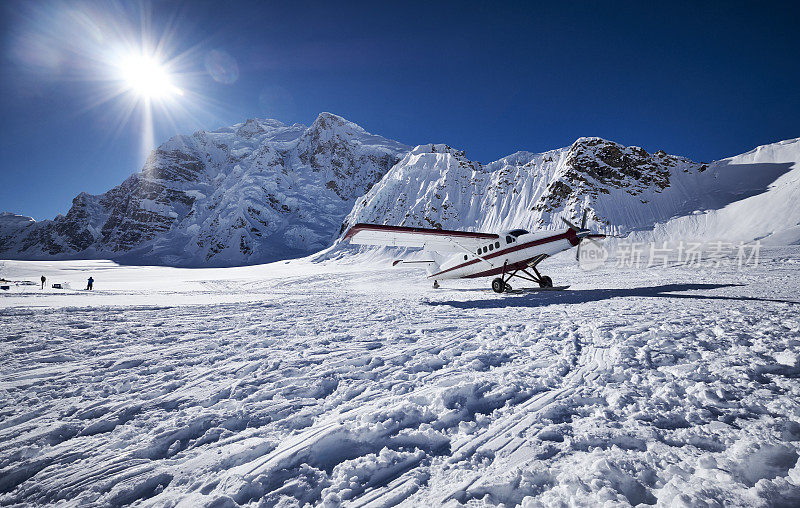 一架雪机降落在德纳里国家公园的露丝冰川上。