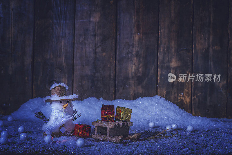 圣诞装饰与雪人装饰和节日灯