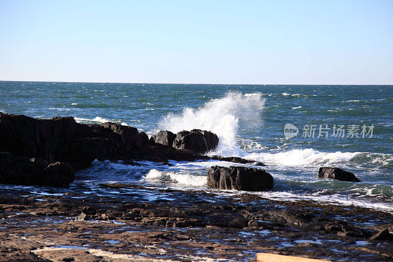 海浪拍打着海岸