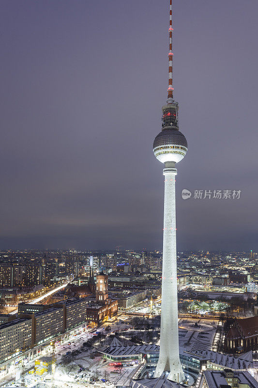 柏林电视塔Fernsehturm标志性的冬季城市夜景