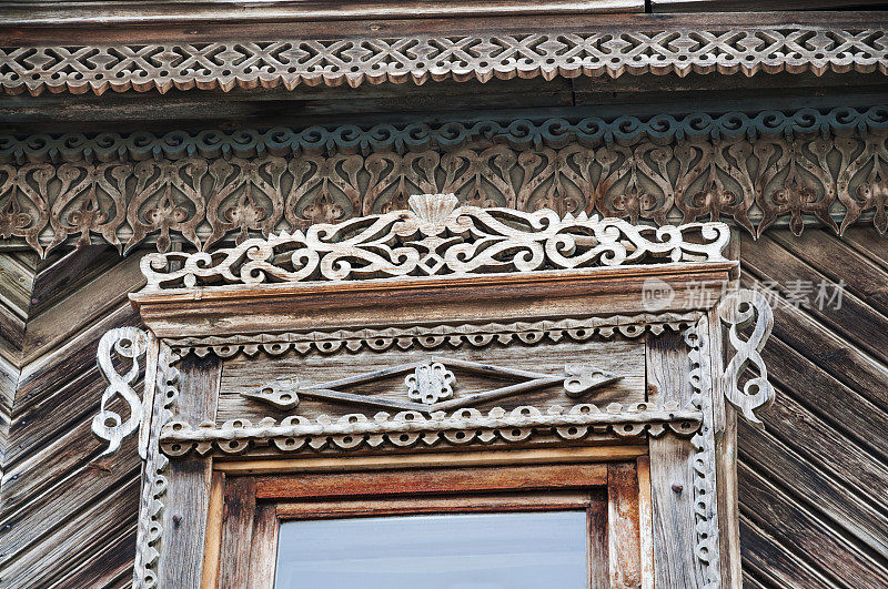 带有元素装饰的俄罗斯老木屋窗户碎片