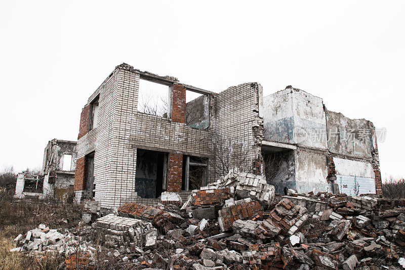 在一个军事城镇，一座废弃的多层建筑被拆毁