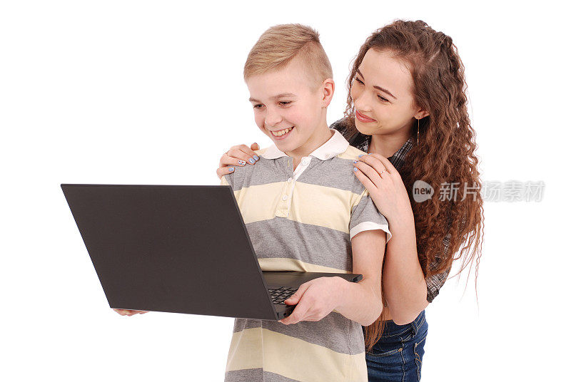 男孩和女孩使用笔记本电脑隔离