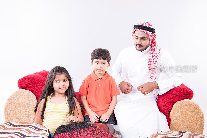 阿拉伯穆斯林家庭在家里共度时光