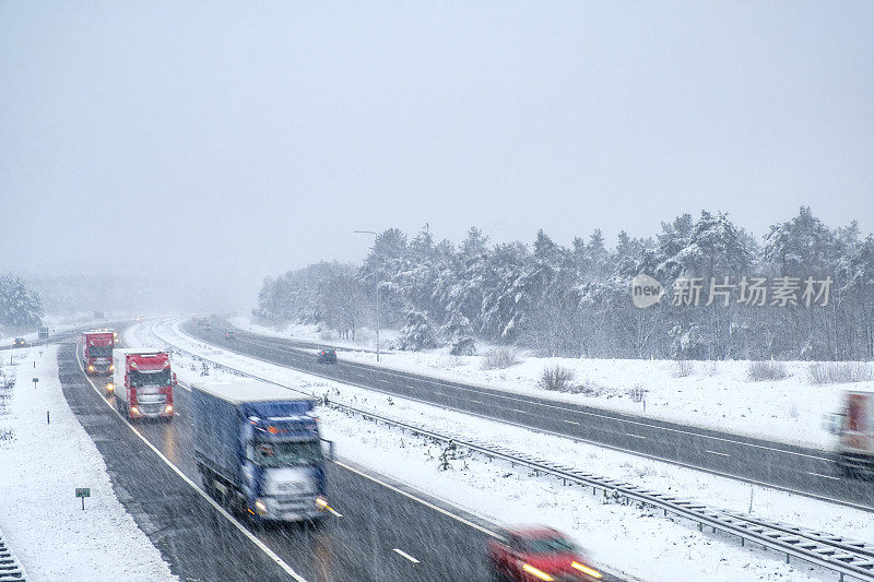 冬季暴风雪期间高速公路上的交通