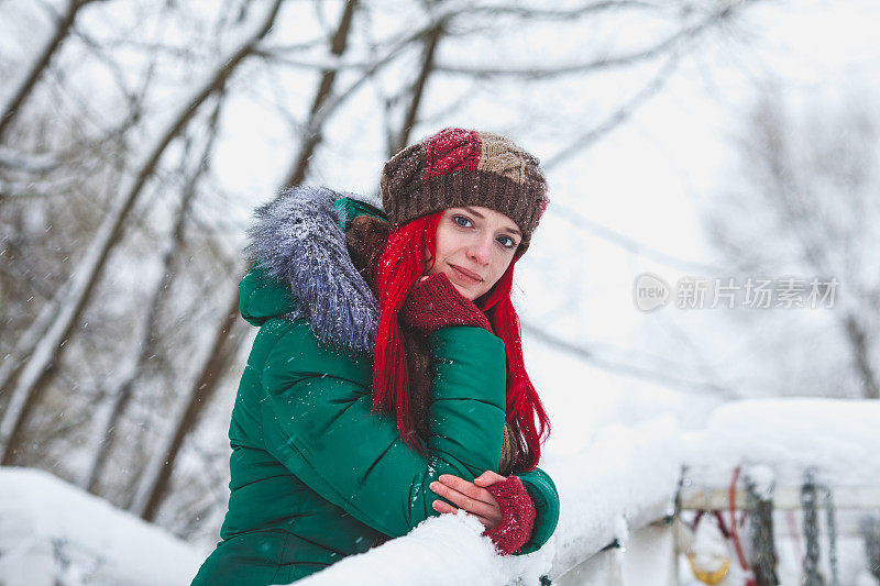 白雪森林里一个女孩的肖像