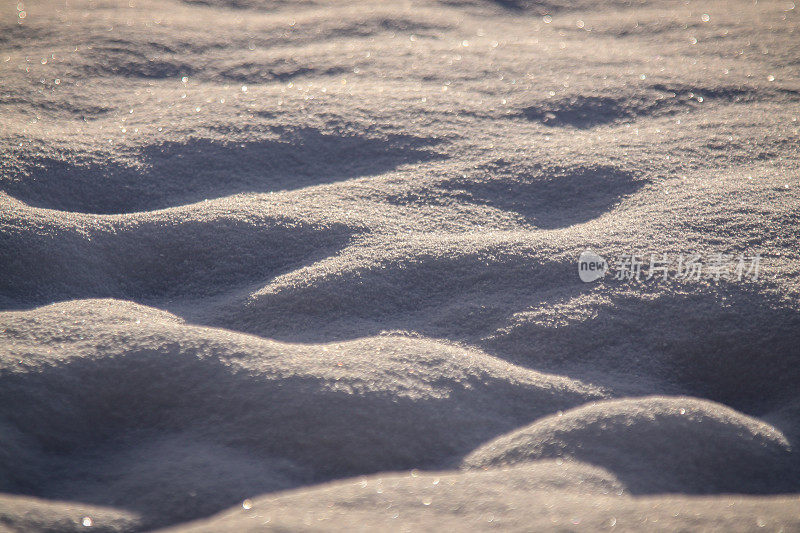 阳光下的雪毯