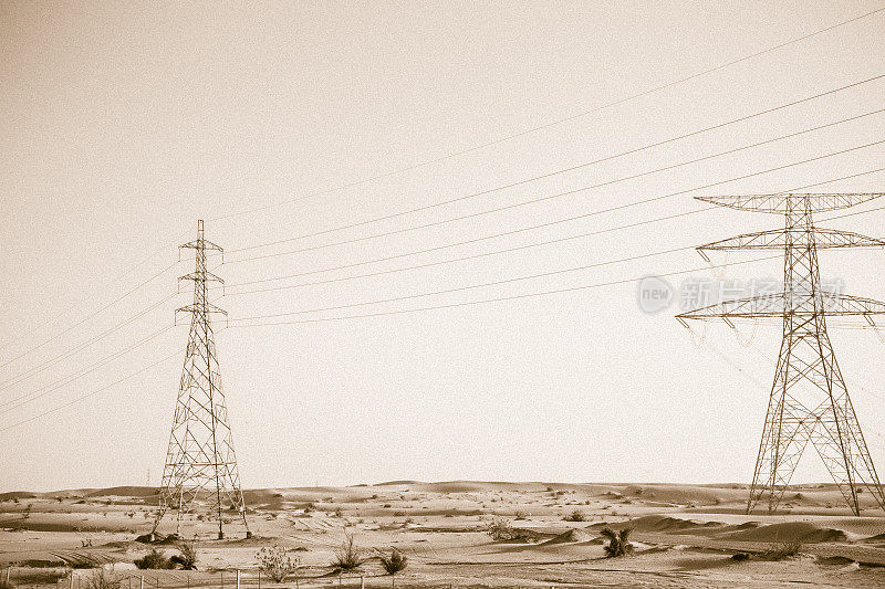沙漠中的电力塔