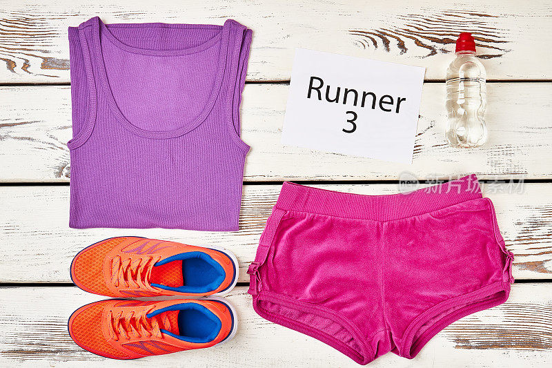 女跑步者运动服套装