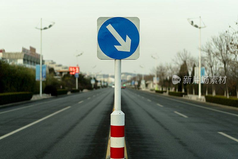 城市街道上的路标