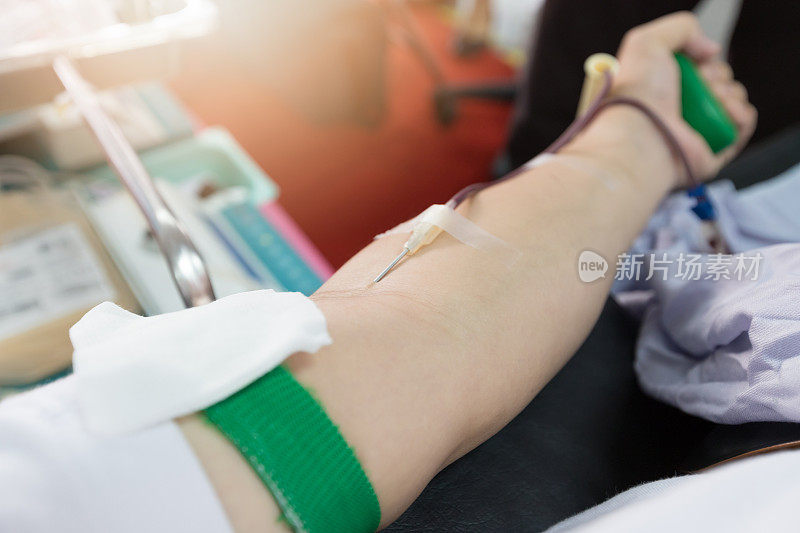 在医院接受献血者血液的护士。