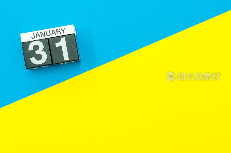 1月31日。1月31日，月历上以蓝黄为底色平放，俯视图。冬天的时间。文本空白