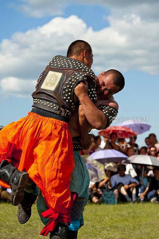 两名蒙古摔跤手比赛