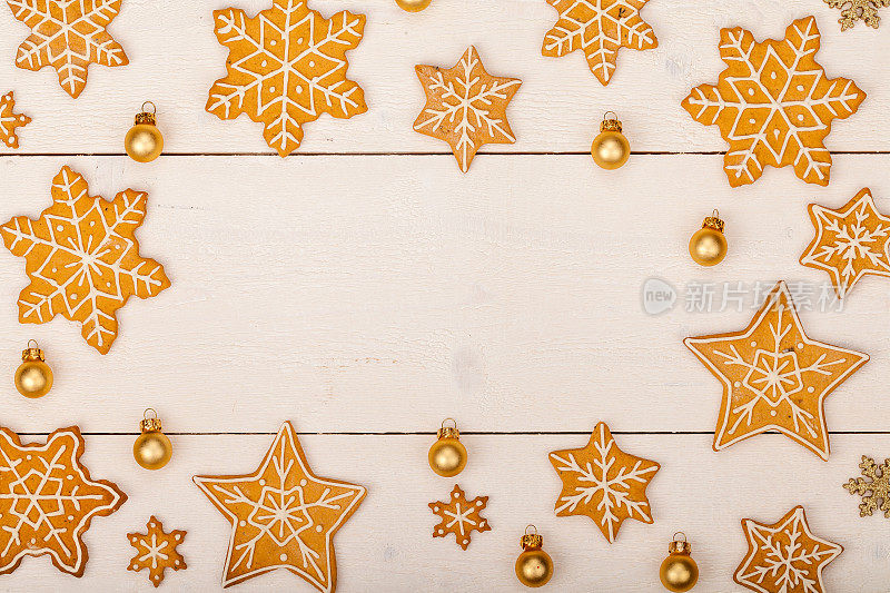 圣诞节自制姜饼曲奇放在木桌上，俯视图，拷贝空间，框架