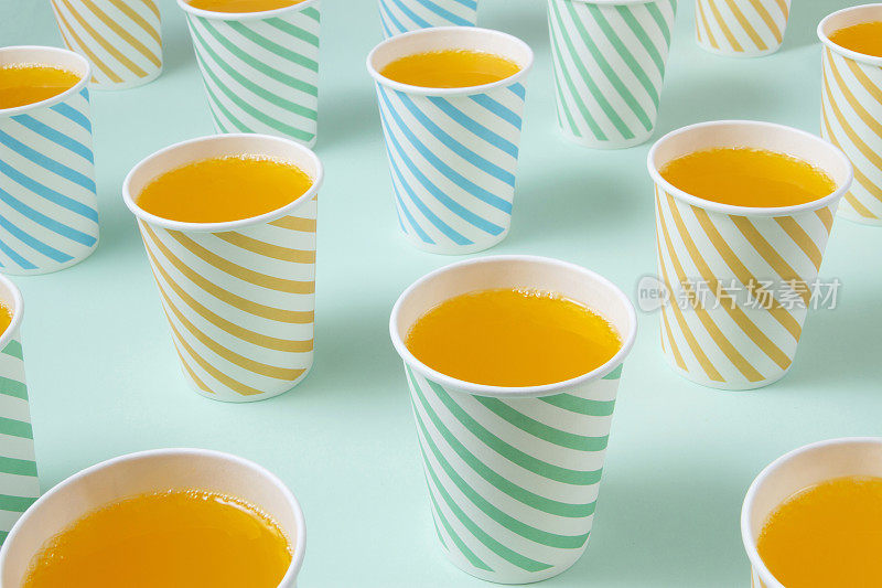 装满橙汁的纸杯