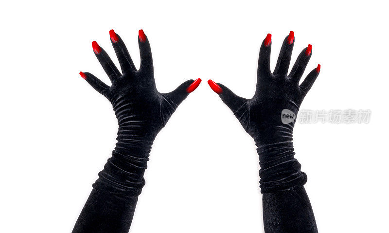 两只黑色天鹅绒女性晚装手套手，手指上有棺材状指甲