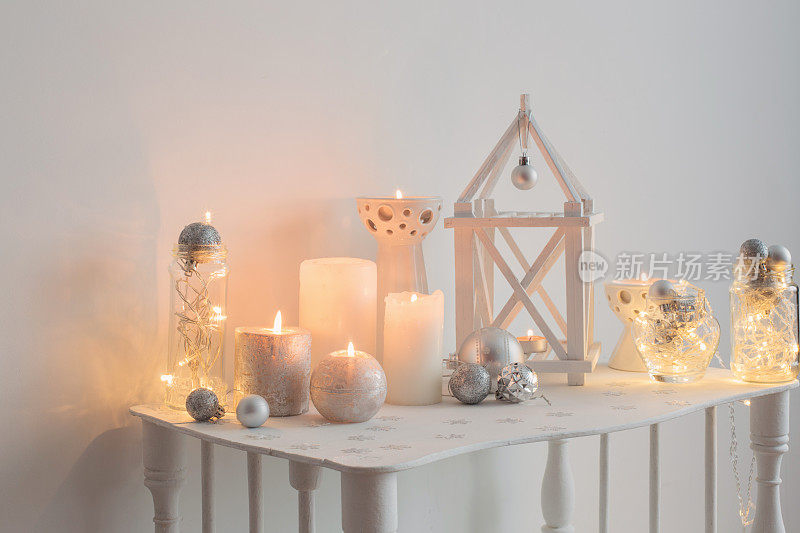 圣诞节装饰与蜡烛的背景白色墙壁