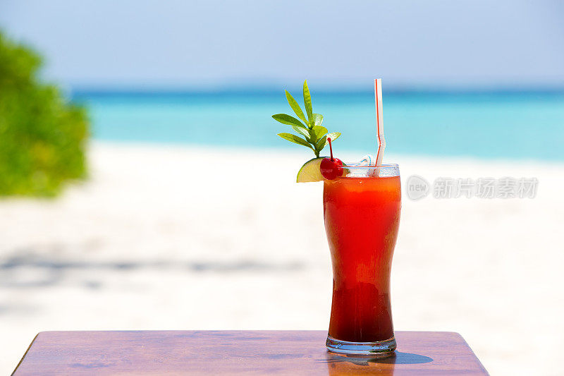 马尔代夫海滩上的五彩鸡尾酒