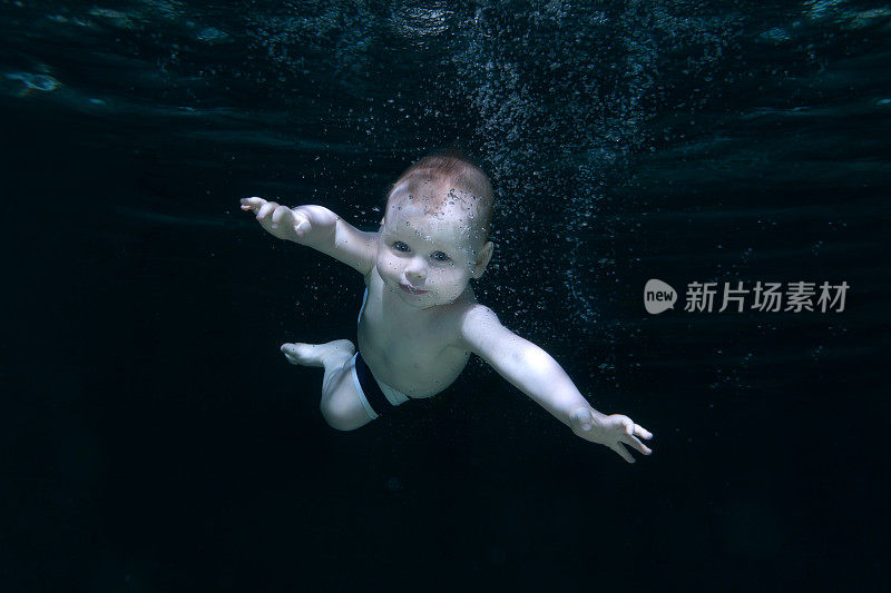 孩子在水里。