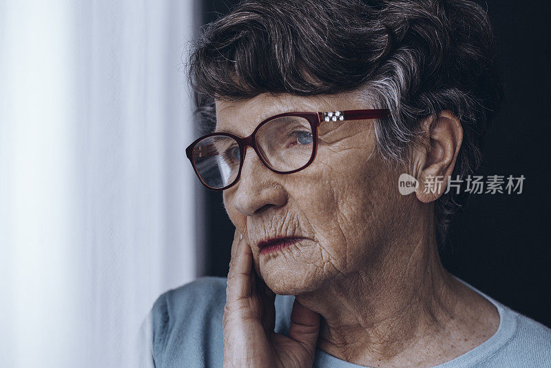 老年妇女戴眼镜的脸