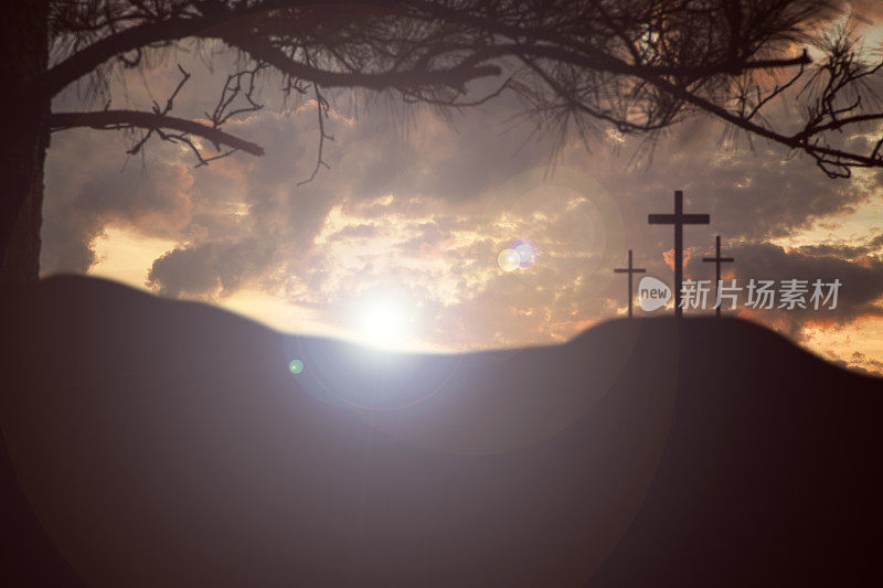 复活节，在山上有三个十字架的受难场景。