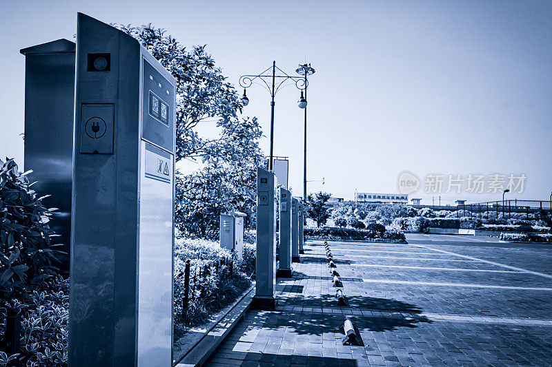 太阳能电动汽车充电站在一个公共停车场在加利福尼亚。