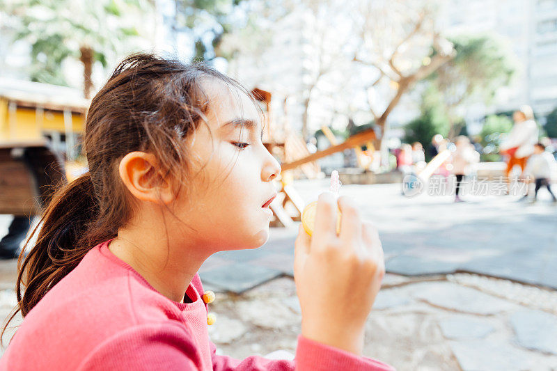 小女孩在公园里享受户外活动。