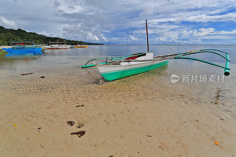 巴郎盖或邦加船搁浅在海滩上。蓬Ballo-Sipalay-Philippines。0306