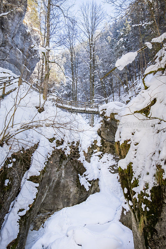 冬天，Baerenschuetzklamm峡谷被冰雪覆盖的瀑布