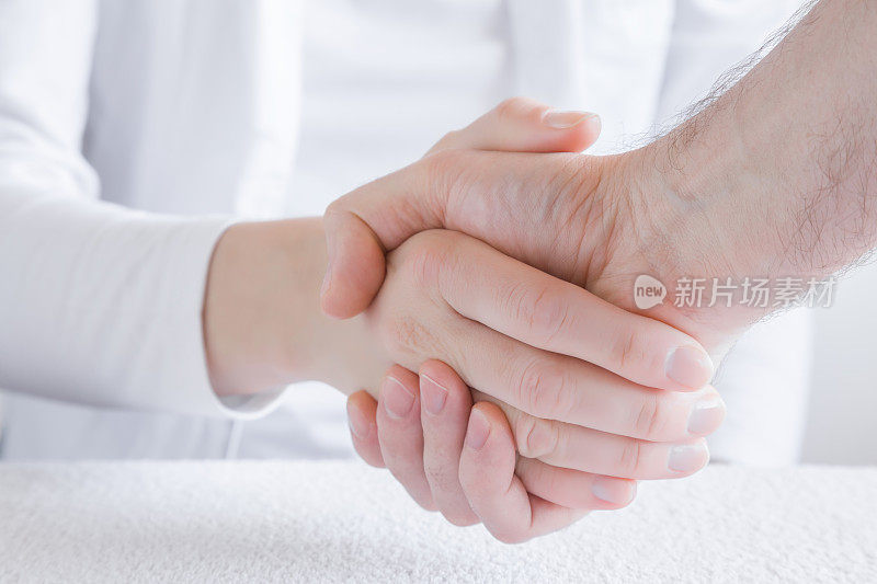 病人感激地与医生握手。去看医生。医疗、保健和信任的理念。