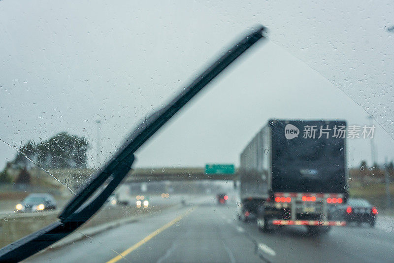 在雨中驾驶高速公路