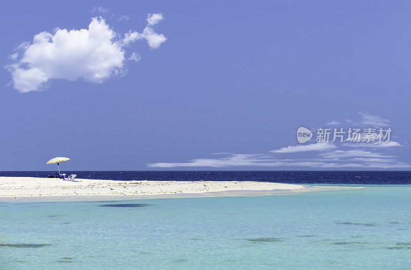 热带白沙带伞的沙滩和深蓝色的晴空。假期相关的图像和旅游主题在加勒比。