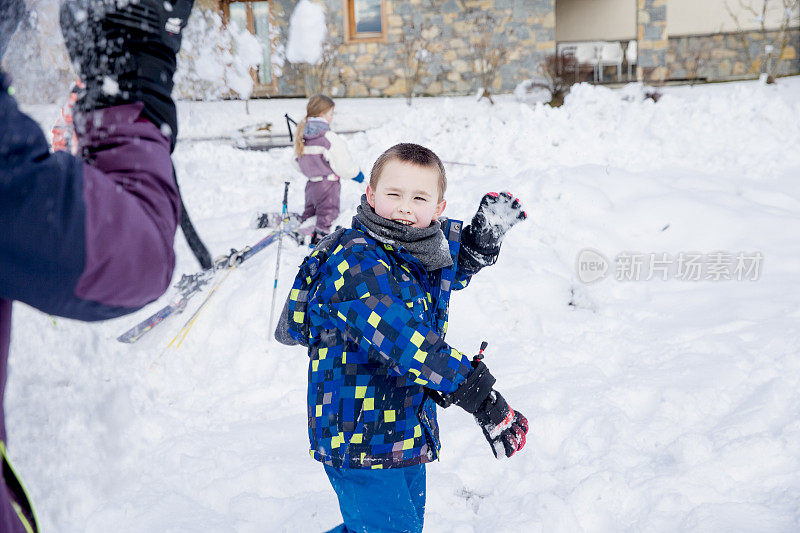 滑雪假期打雪仗