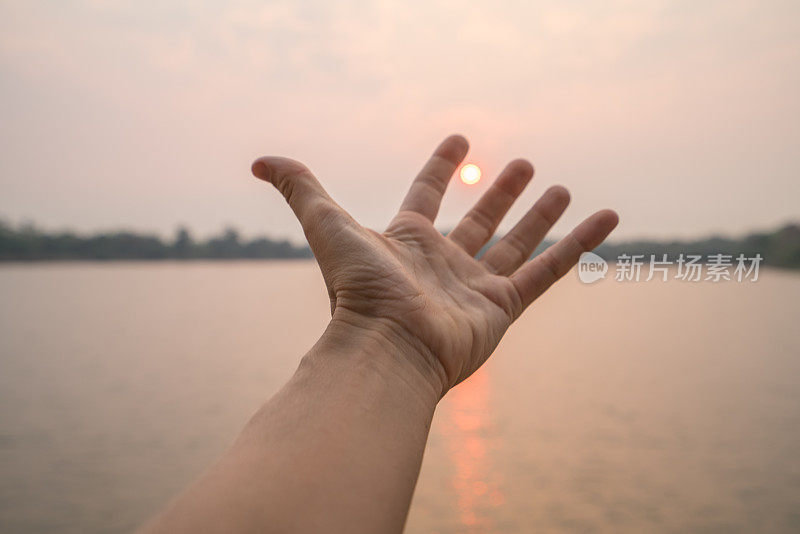 Pov的人的手伸向太阳，能源人环境旅游概念暹粒，亚洲。