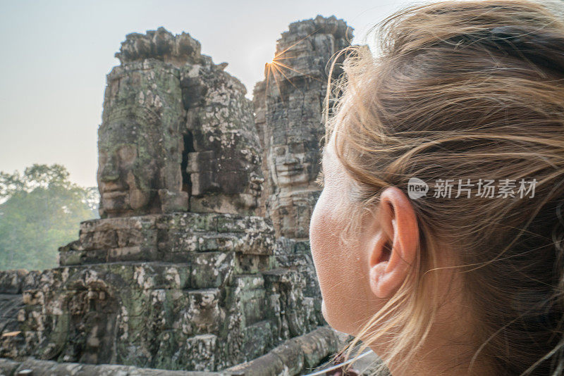 旅游女孩沉思巴戎寺古庙，柬埔寨吴哥窟建筑群