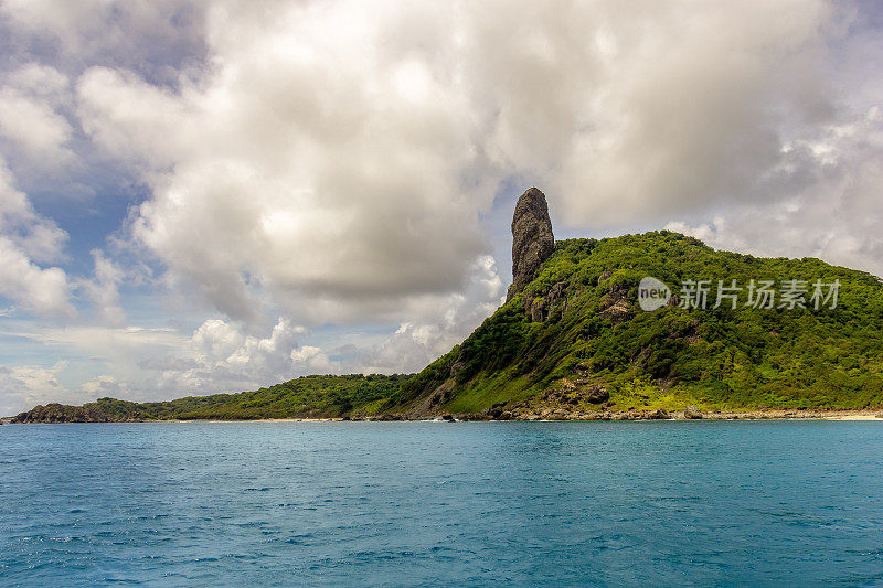 费尔南多·迪诺罗尼亚拥有大海、高山和天空，令人惊叹的风景。