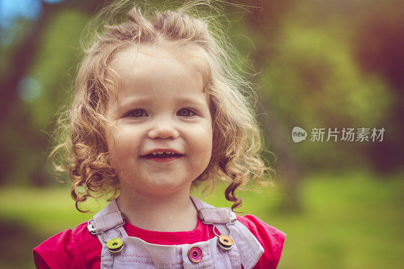 可爱的小女孩在公园里享受夏天