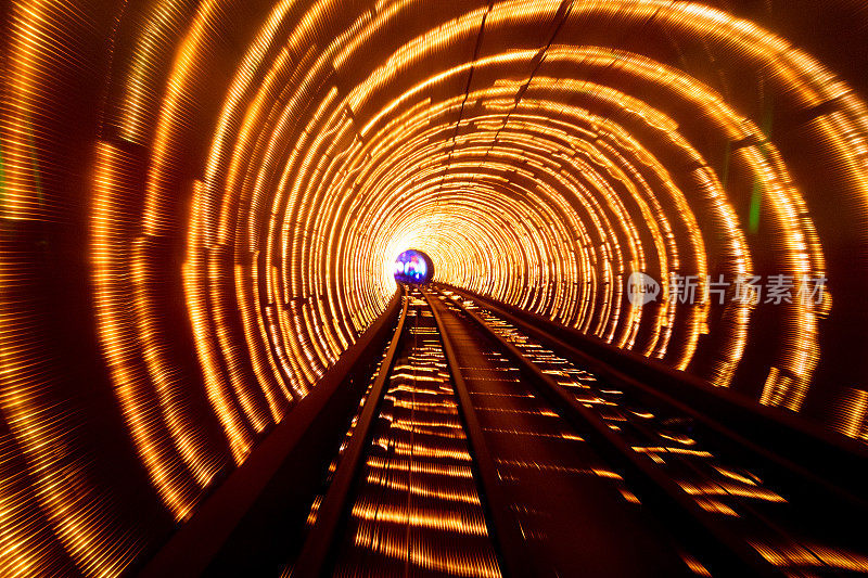 光线在隧道中的条纹