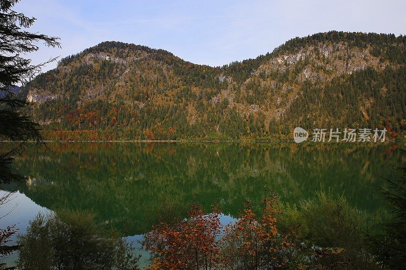 森林湖反射和高山景观在秋天-巴伐利亚阿尔卑斯，德国