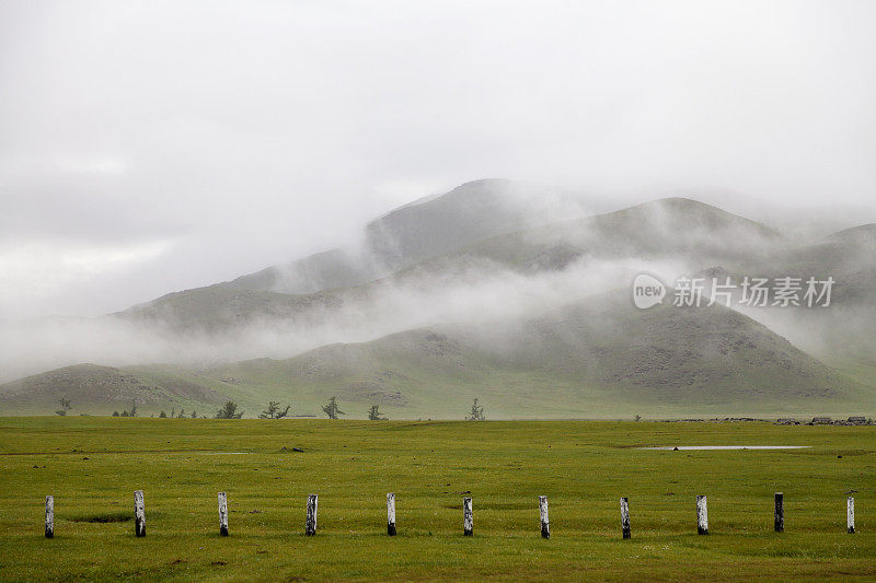Orkhon山谷中雾蒙蒙的山丘