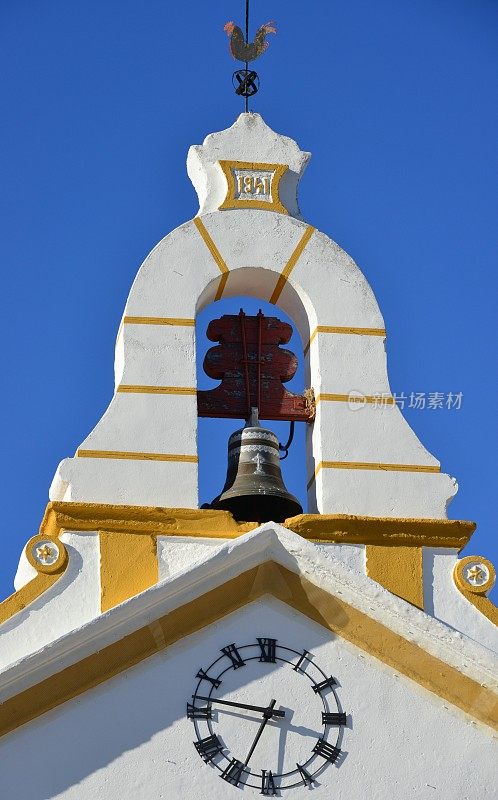 Igrejinha教区教堂的钟形山墙，16世纪(1941年翻修)，葡萄牙阿连特霍阿拉奥洛斯