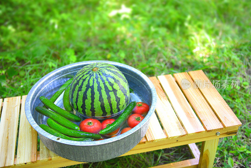 冷西瓜和夏季蔬菜