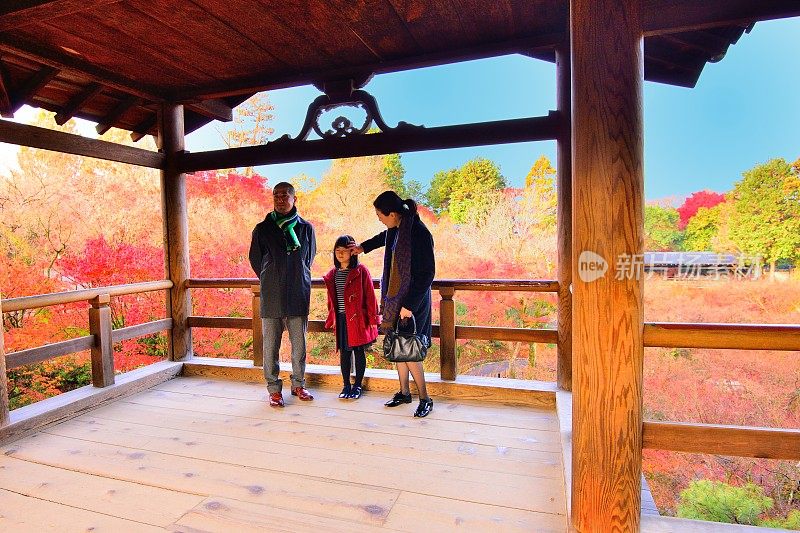 日本家庭在京都东福寺欣赏日本秋叶