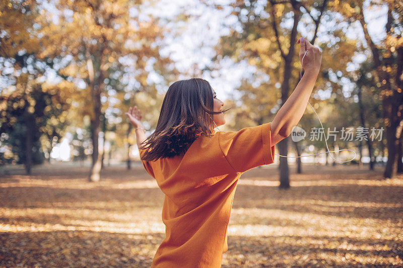 美丽的女人喜欢秋天