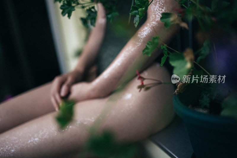 年轻的女人浑身都是闪闪发光的东西