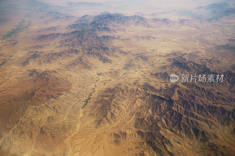 从飞机上俯瞰巴基斯坦沙漠峡谷的空中全景