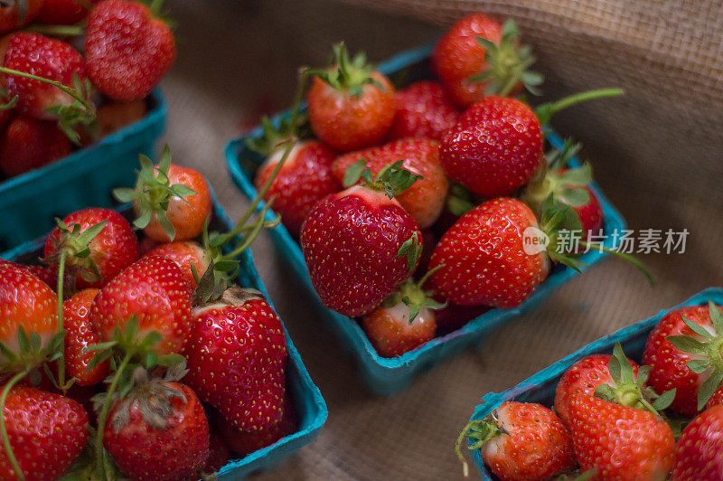 农贸市场的草莓