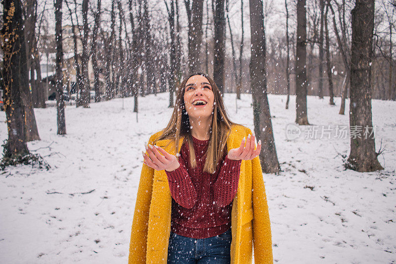 抛雪的迷人女人