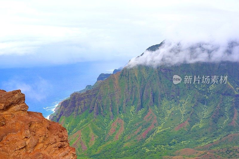 雾中的考艾绿山-雨后的卡莱帕岭