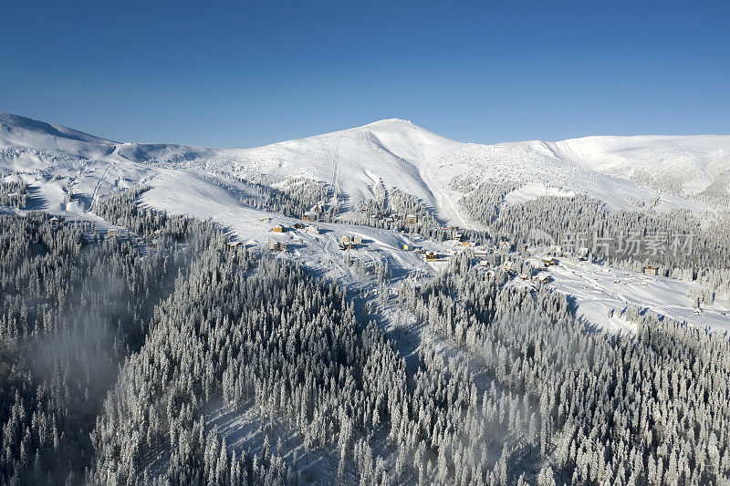冬季喀尔巴阡山脉的鸟瞰图